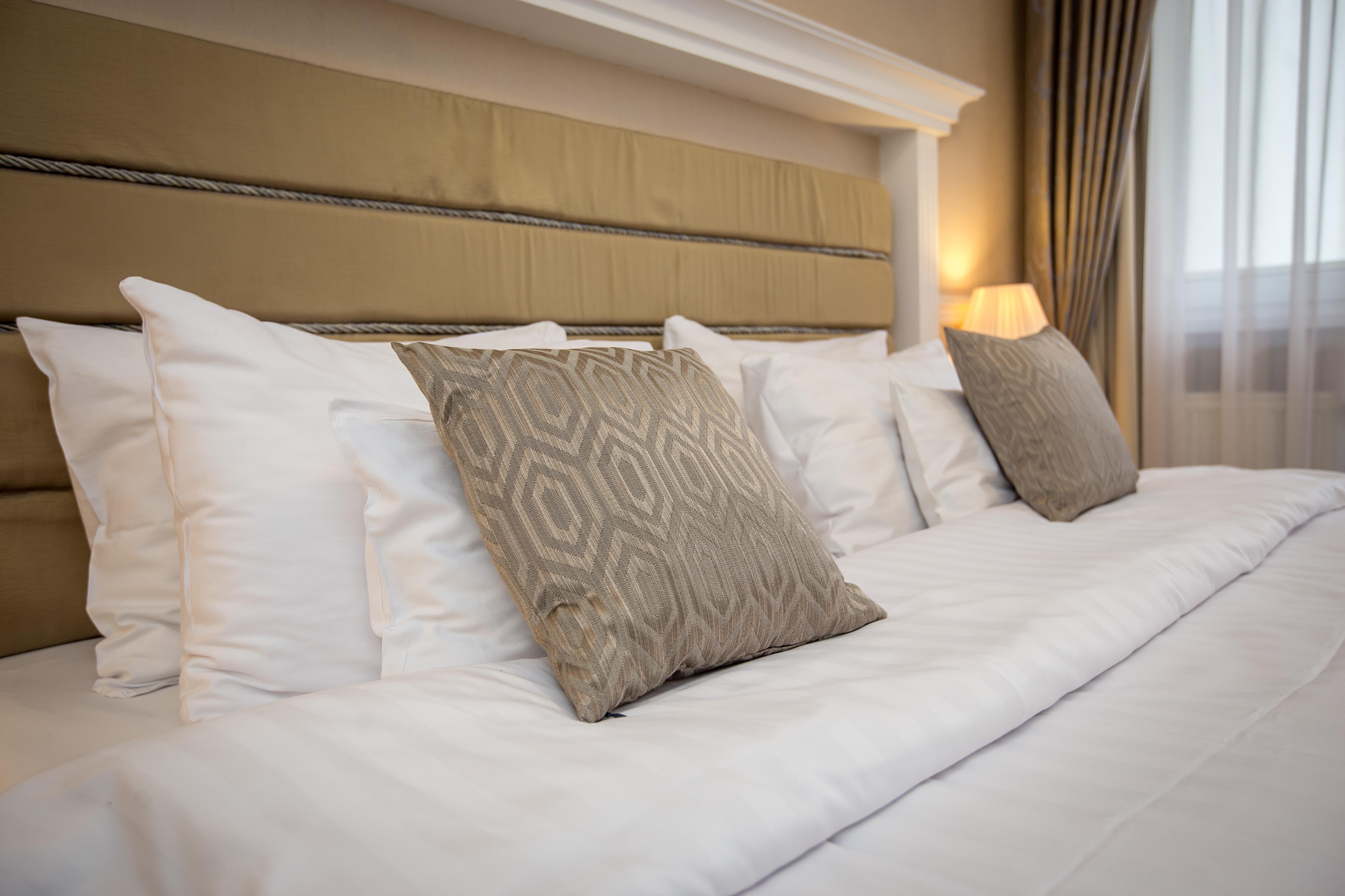 فندق وسكن كوينز كورت بودابست المظهر الخارجي الصورة A bed with cushions