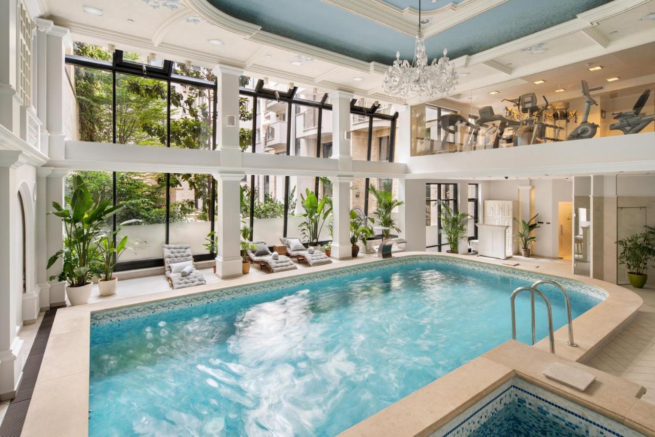 فندق وسكن كوينز كورت بودابست المظهر الخارجي الصورة The pool at the Mandarin Oriental, Paris