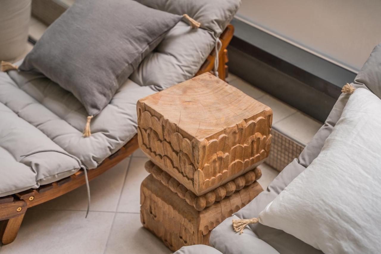 فندق وسكن كوينز كورت بودابست المظهر الخارجي الصورة A pair of teakwood cubes