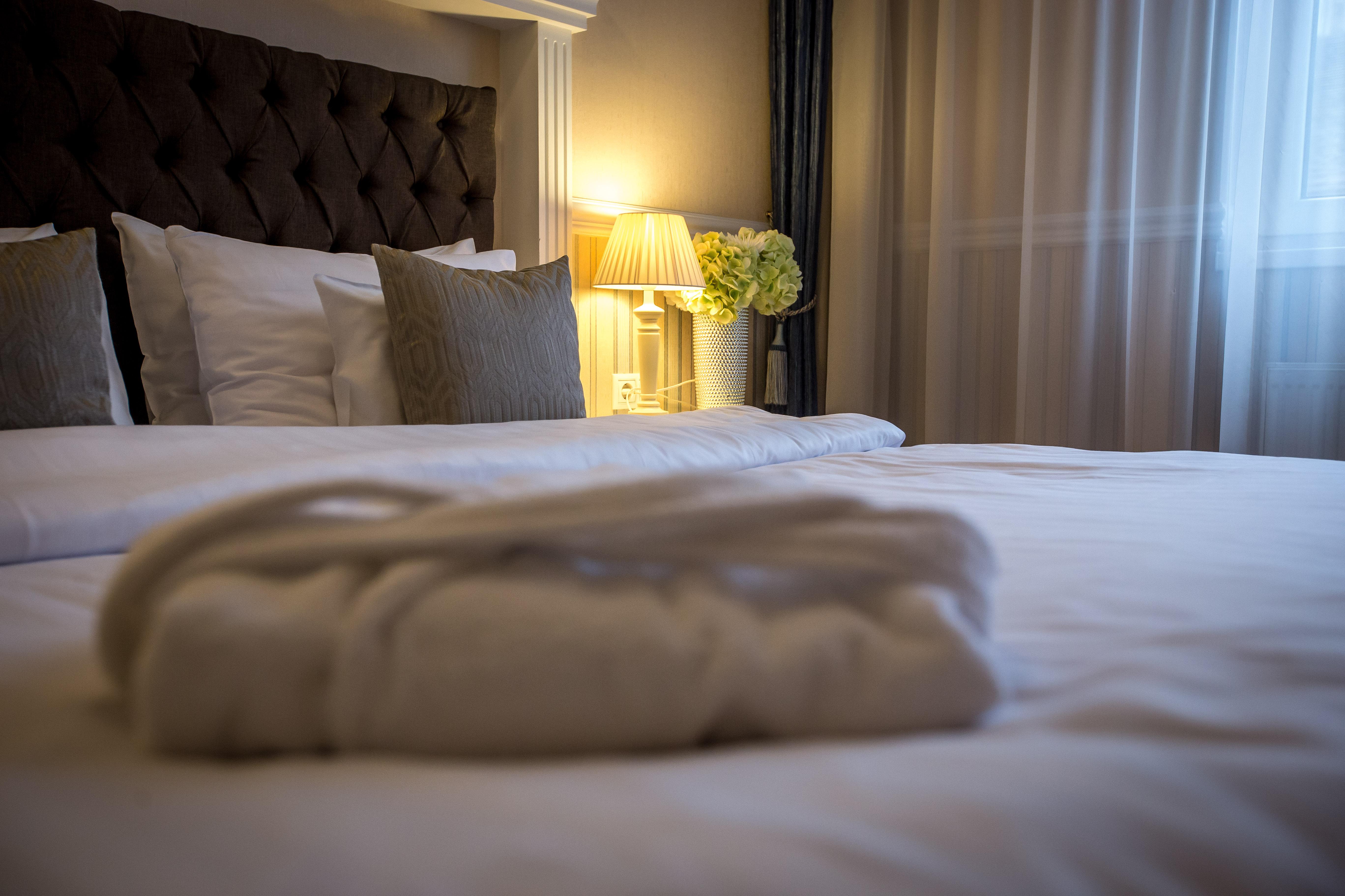 فندق وسكن كوينز كورت بودابست المظهر الخارجي الصورة A bed with a folded towel