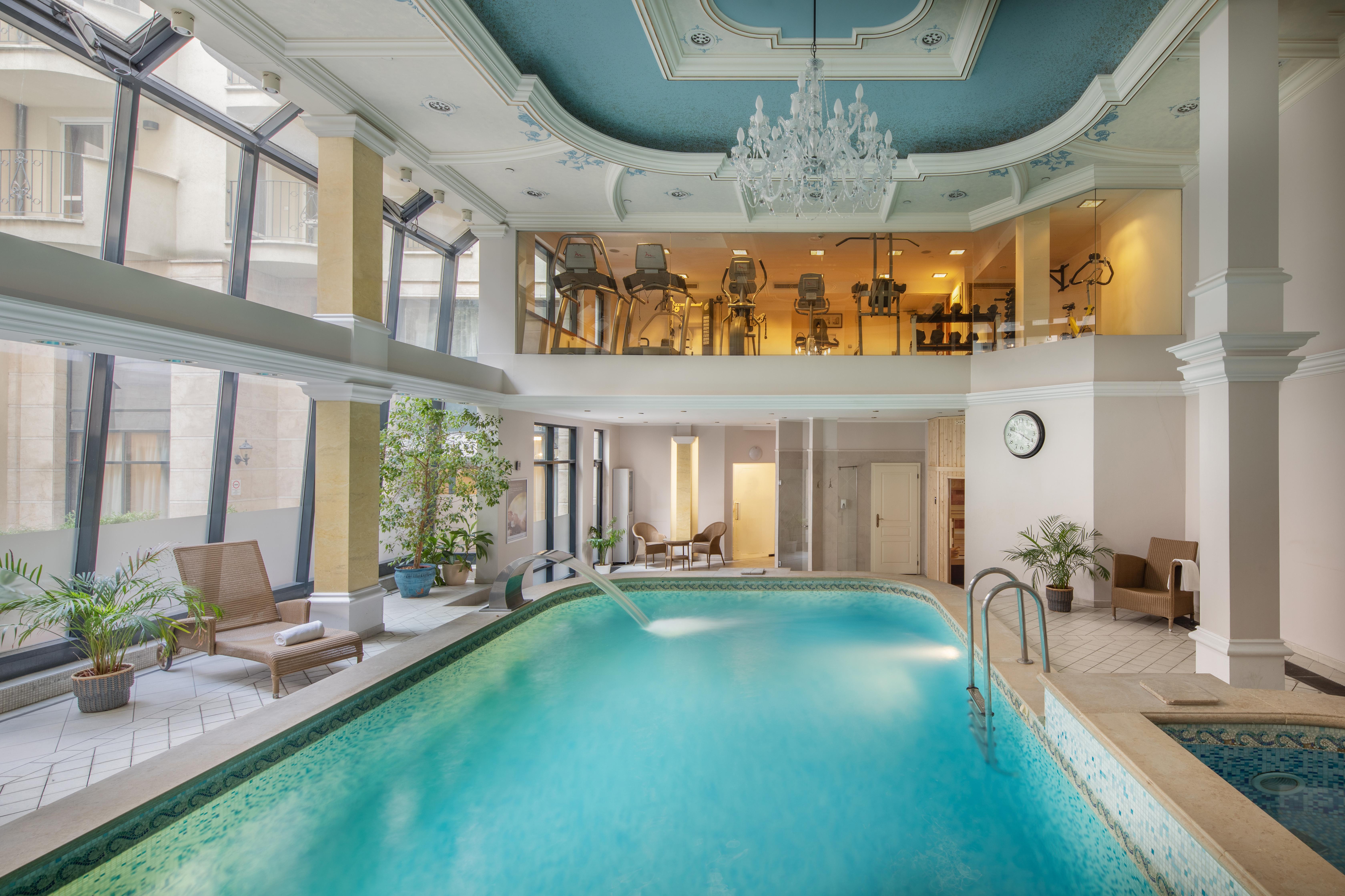 فندق وسكن كوينز كورت بودابست المظهر الخارجي الصورة The pool at the Mandarin Oriental, Munich