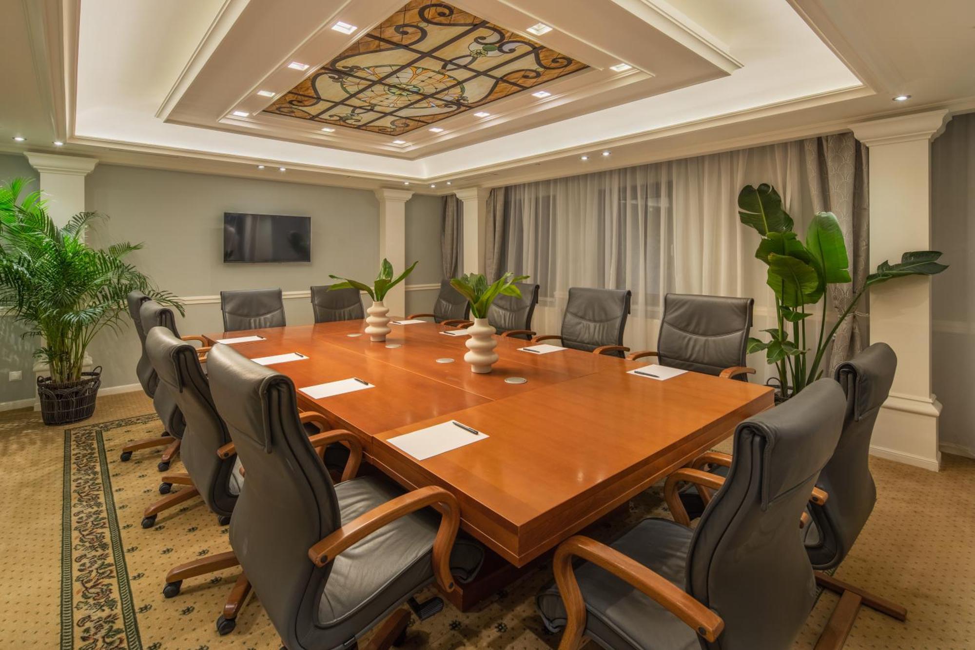 فندق وسكن كوينز كورت بودابست المظهر الخارجي الصورة Boardroom