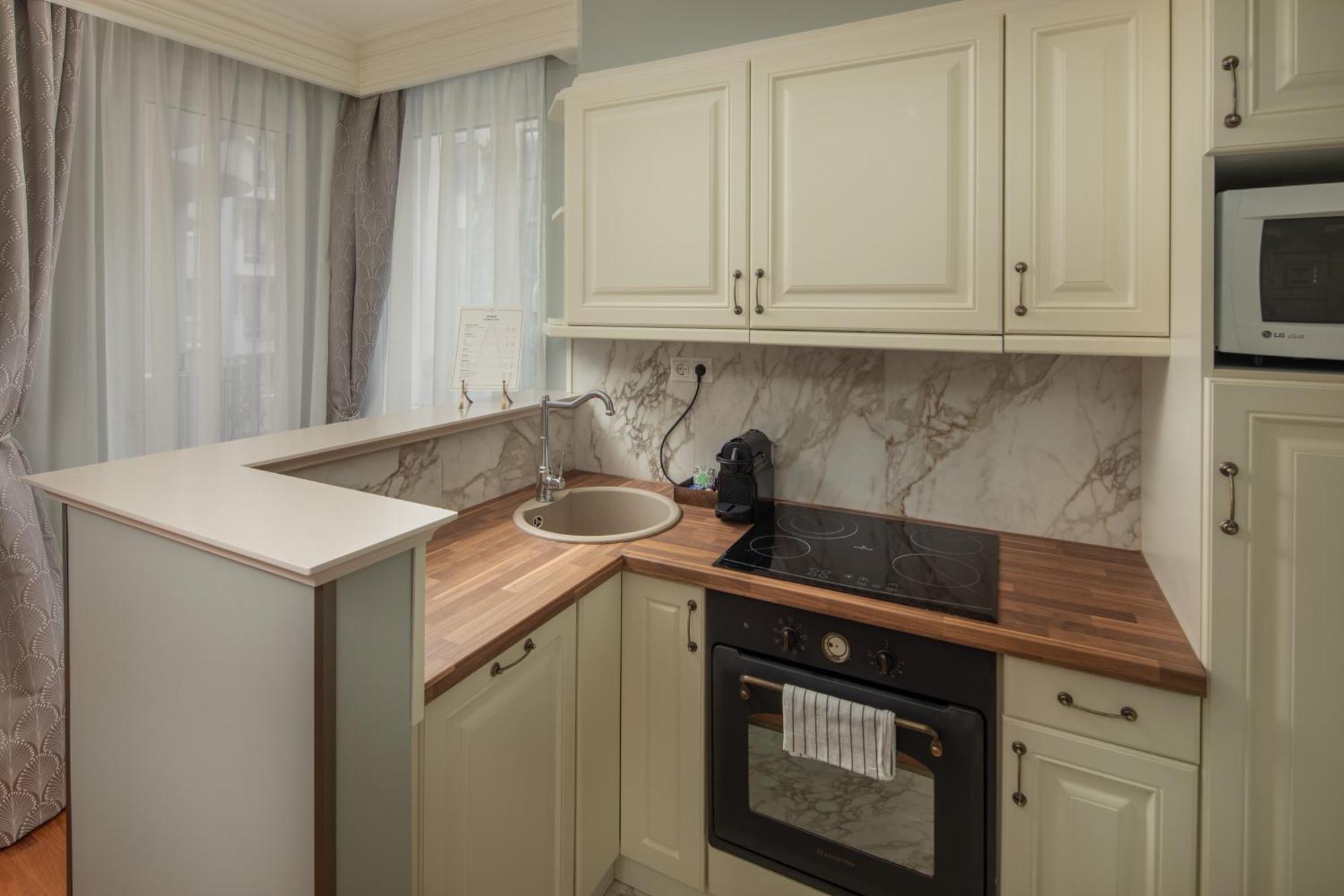 فندق وسكن كوينز كورت بودابست المظهر الخارجي الصورة A small kitchen
