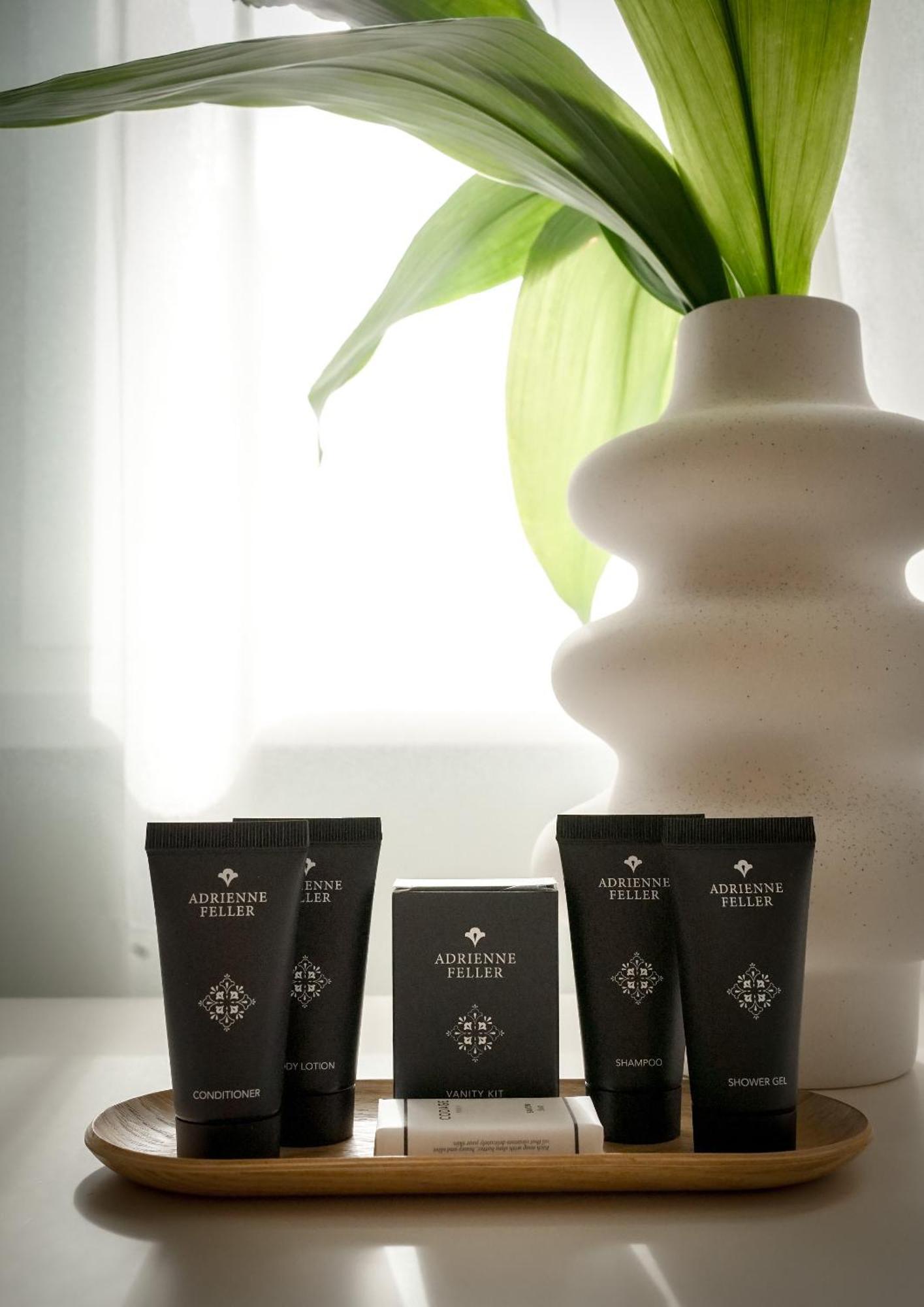 فندق وسكن كوينز كورت بودابست المظهر الخارجي الصورة A collection of toiletries