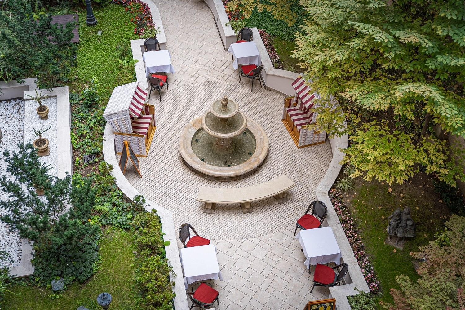 فندق وسكن كوينز كورت بودابست المظهر الخارجي الصورة The fountain in the courtyard