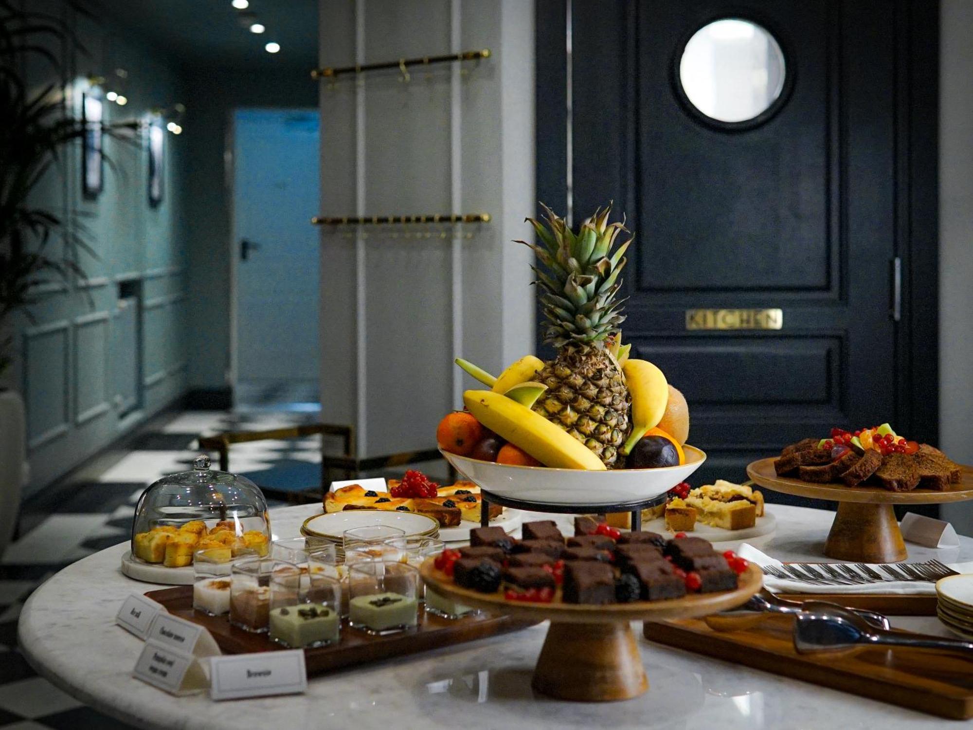 فندق وسكن كوينز كورت بودابست المظهر الخارجي الصورة A buffet of desserts