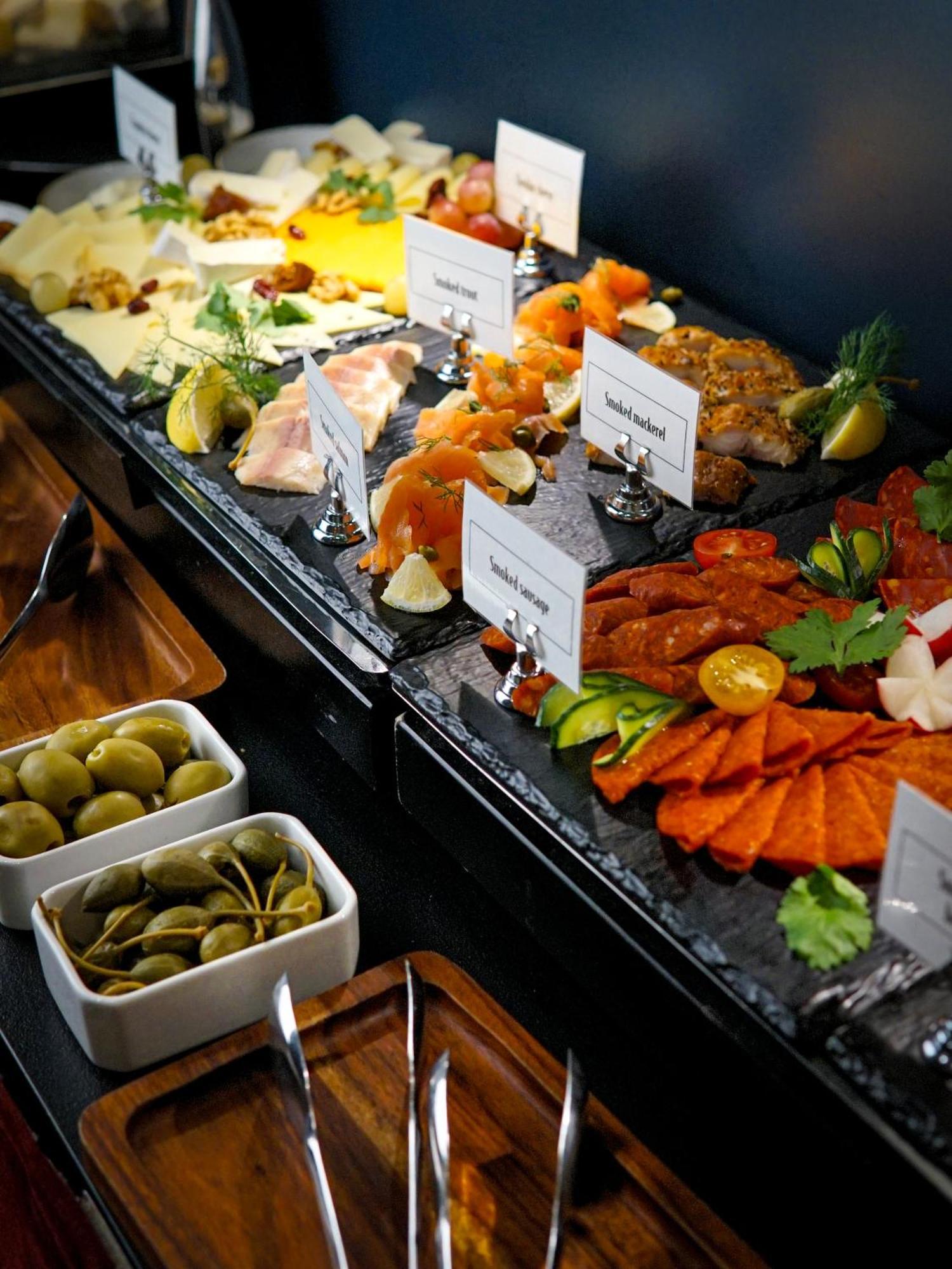 فندق وسكن كوينز كورت بودابست المظهر الخارجي الصورة A buffet of tapas