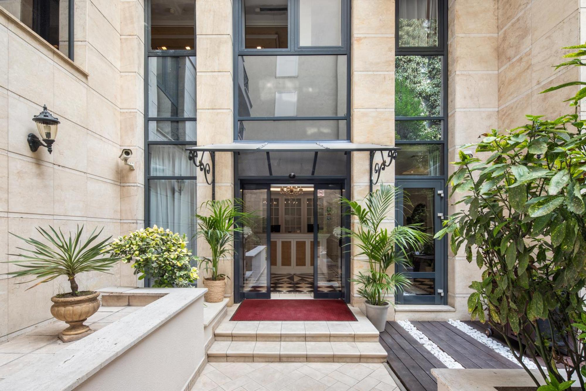 فندق وسكن كوينز كورت بودابست المظهر الخارجي الصورة Entrance to the hotel