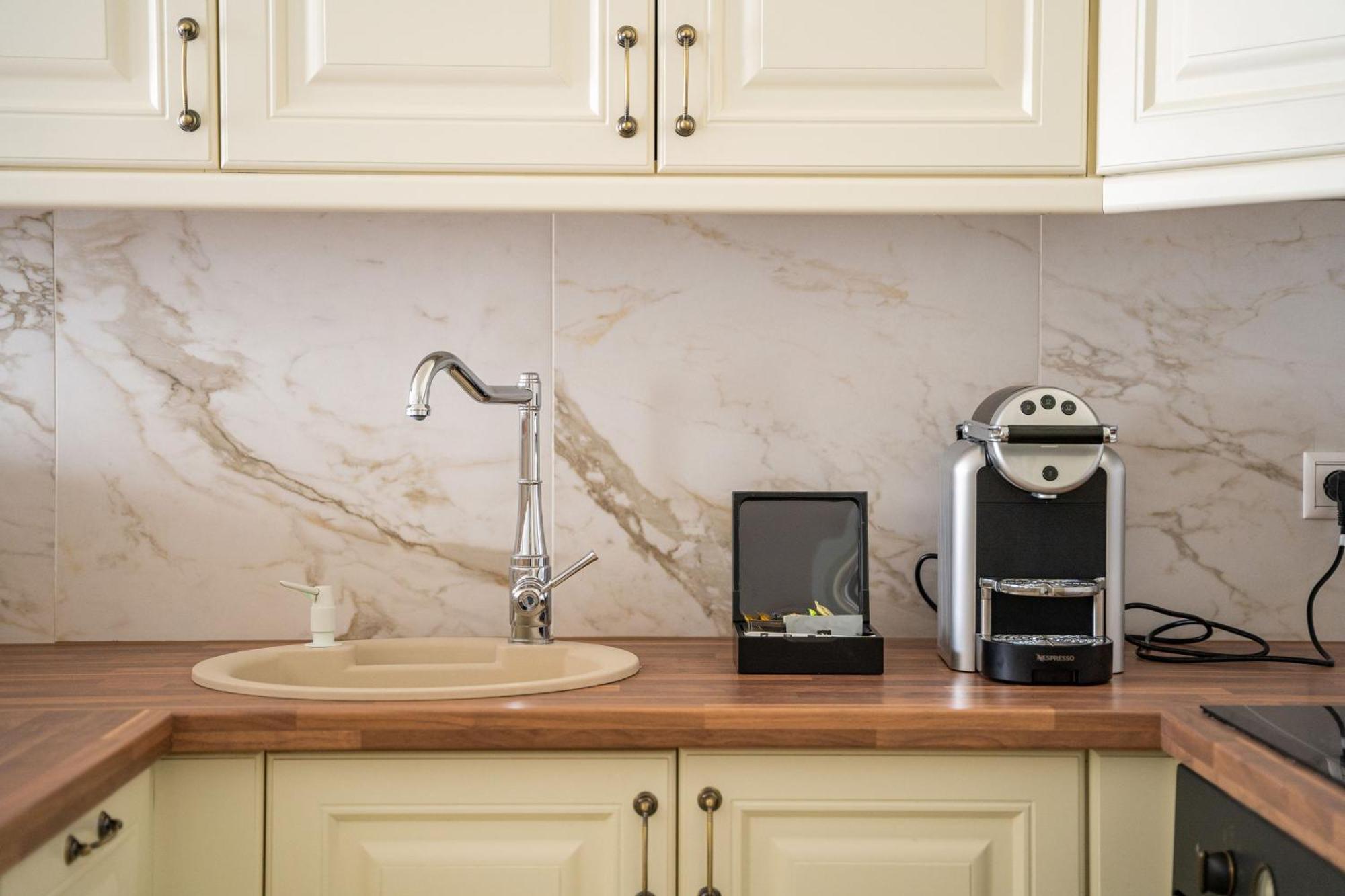 فندق وسكن كوينز كورت بودابست المظهر الخارجي الصورة A Nespresso coffee machine