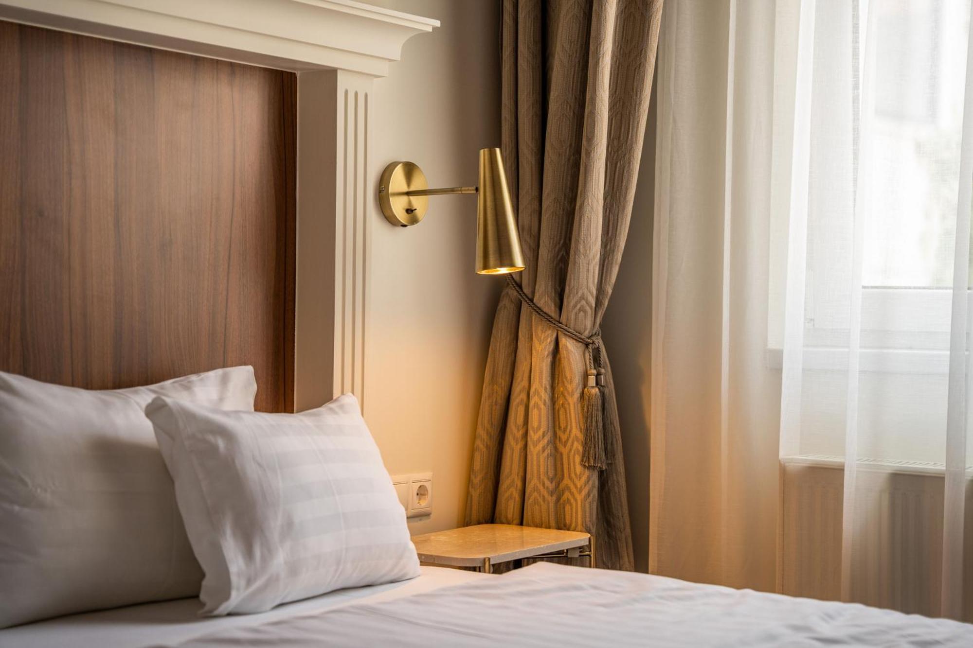فندق وسكن كوينز كورت بودابست المظهر الخارجي الصورة A wall light
