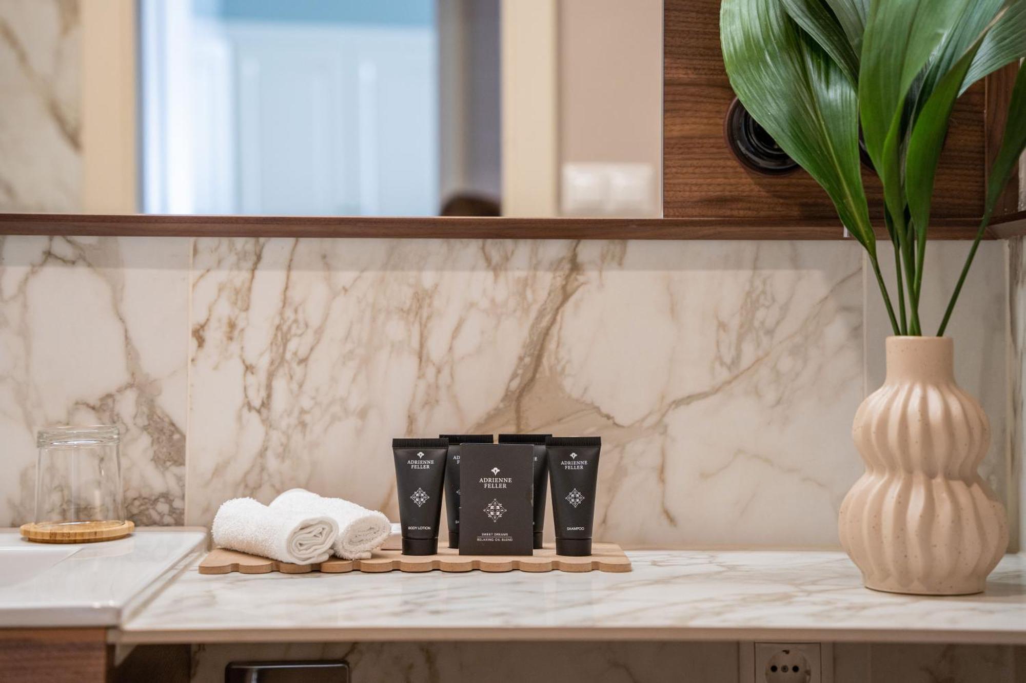 فندق وسكن كوينز كورت بودابست المظهر الخارجي الصورة The Standard Amenities
