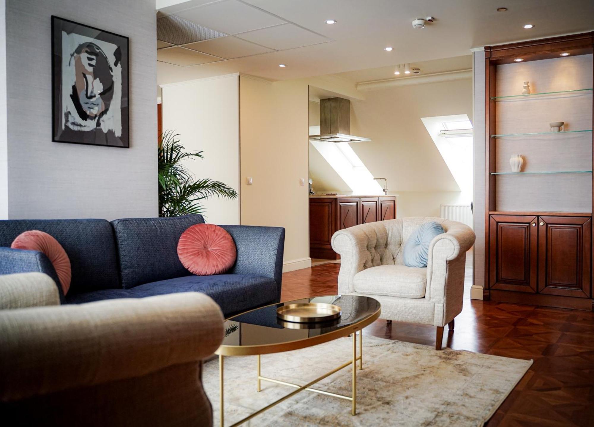 فندق وسكن كوينز كورت بودابست الغرفة الصورة The interior of a suite