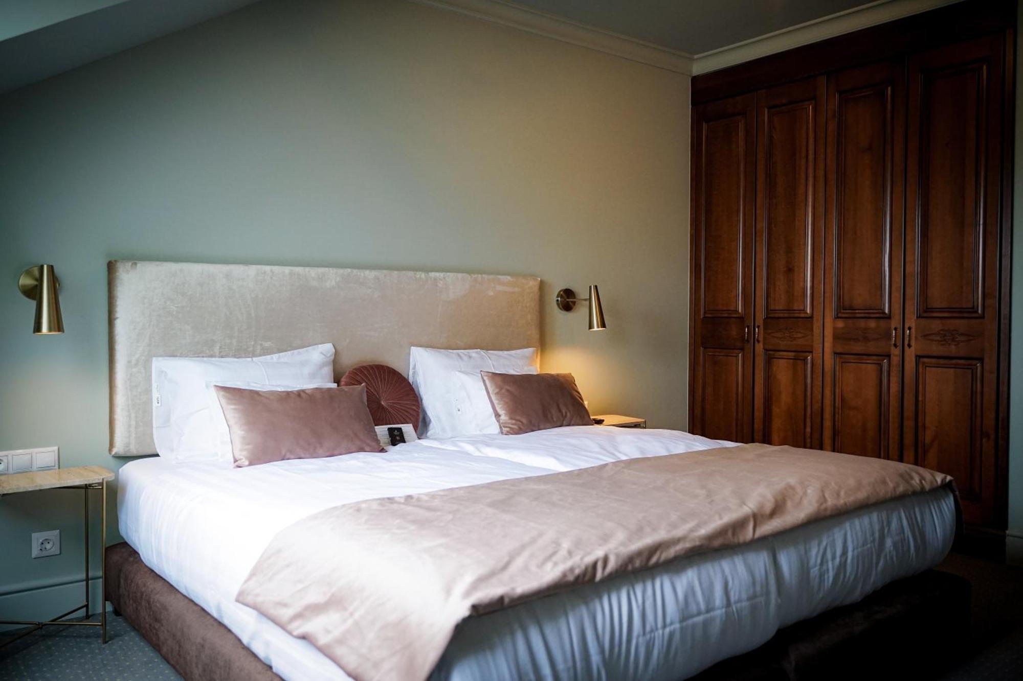 فندق وسكن كوينز كورت بودابست الغرفة الصورة A bedroom at the hotel