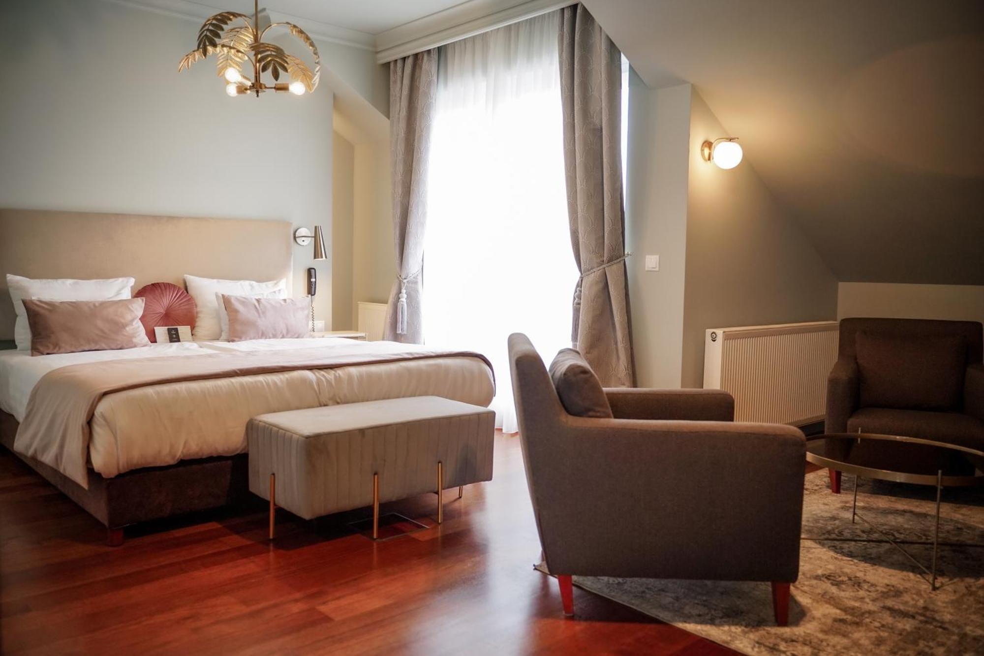 فندق وسكن كوينز كورت بودابست الغرفة الصورة A room at the hotel