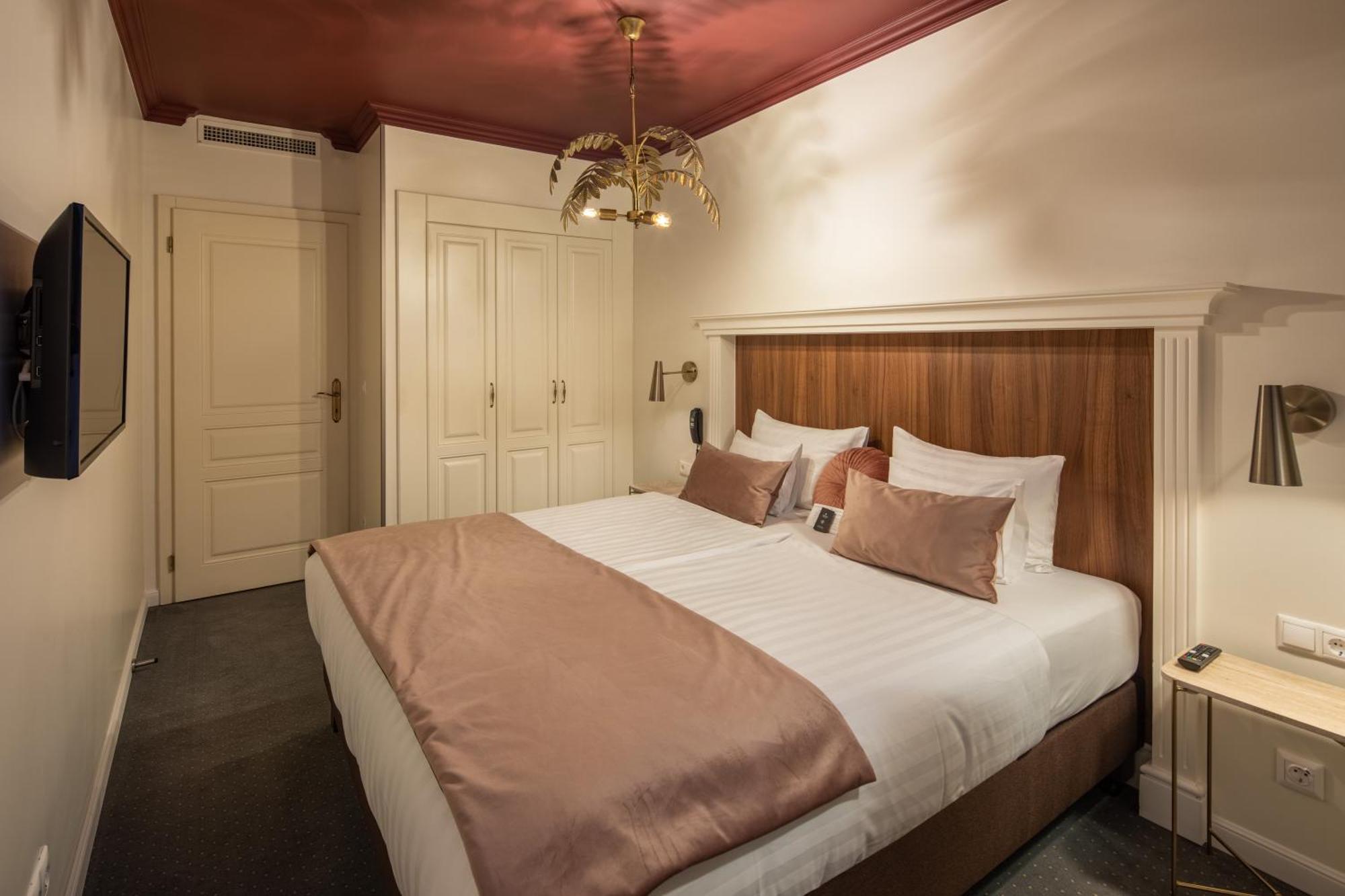 فندق وسكن كوينز كورت بودابست الغرفة الصورة A room at the hotel
