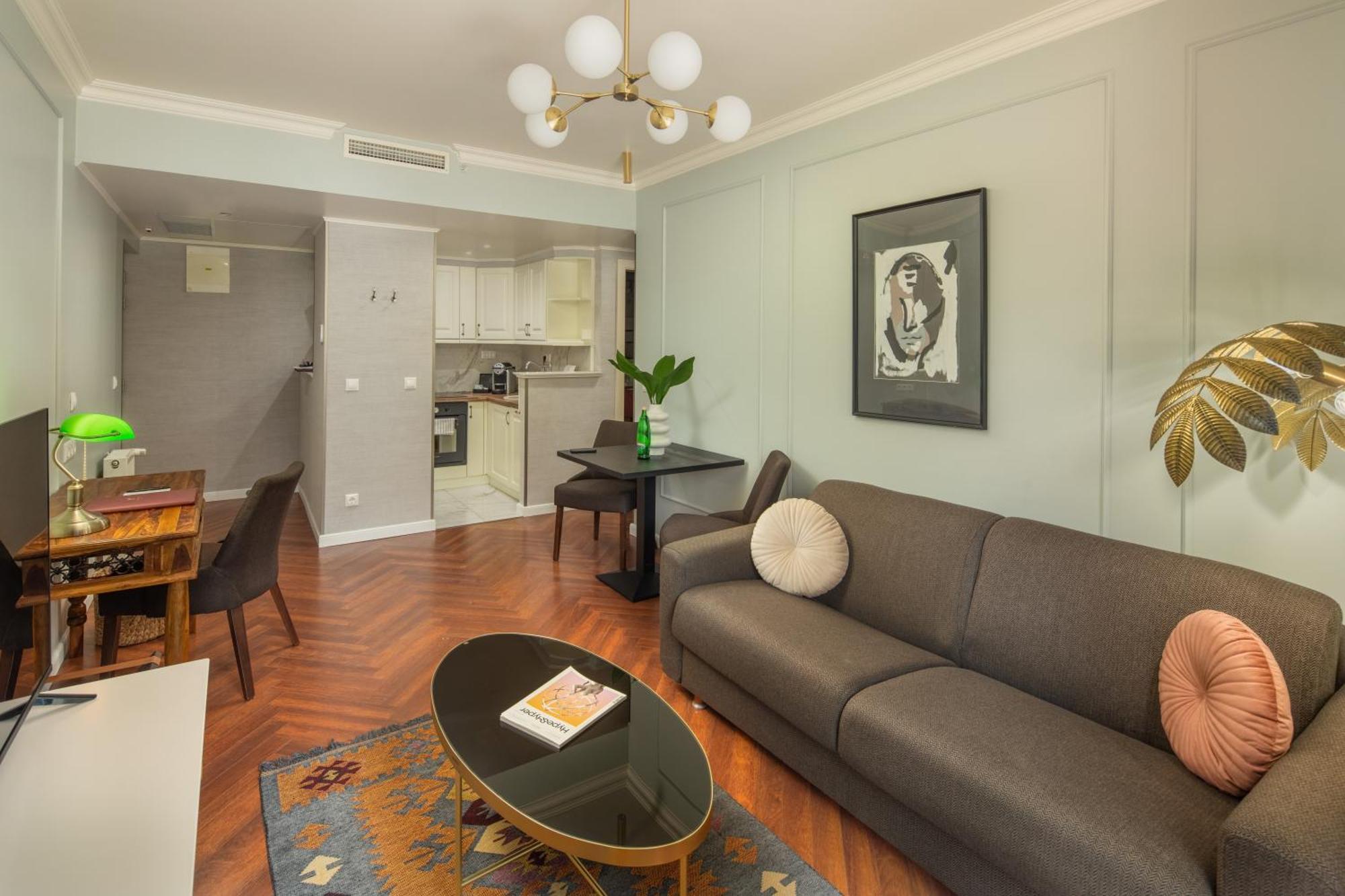 فندق وسكن كوينز كورت بودابست الغرفة الصورة A living room in a typical apartment