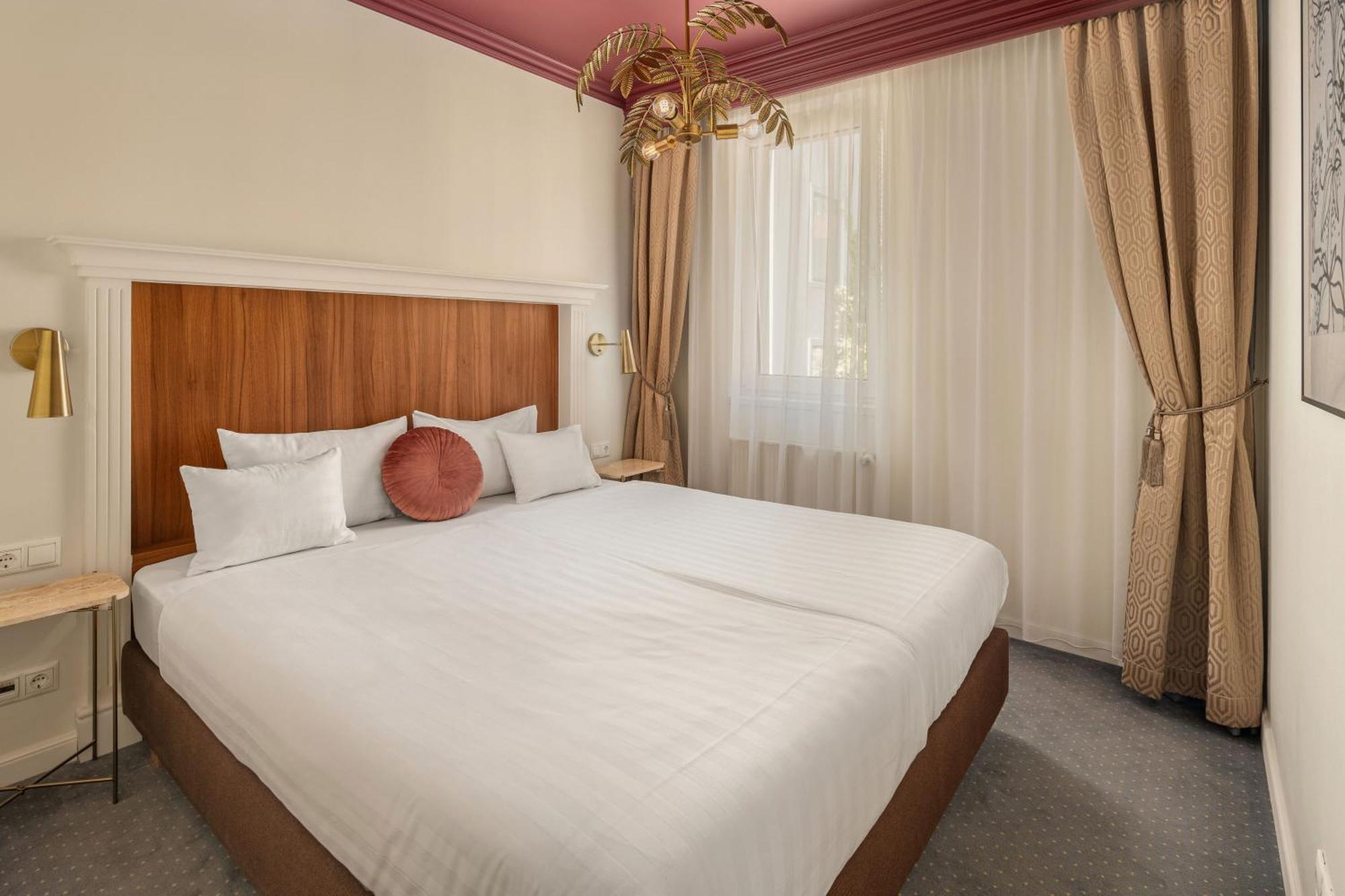 فندق وسكن كوينز كورت بودابست المظهر الخارجي الصورة A room at the hotel