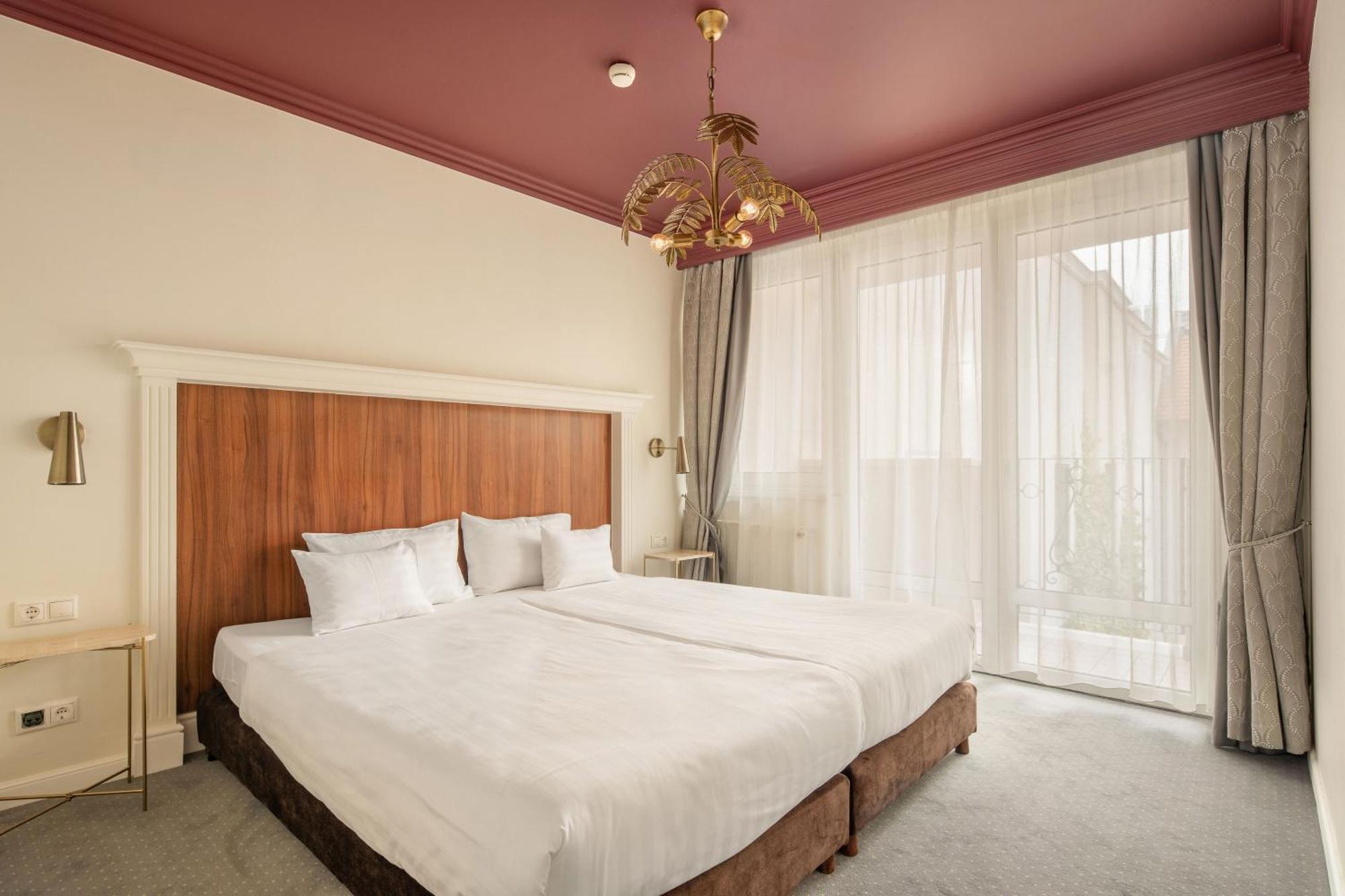 فندق وسكن كوينز كورت بودابست المظهر الخارجي الصورة A room at the hotel