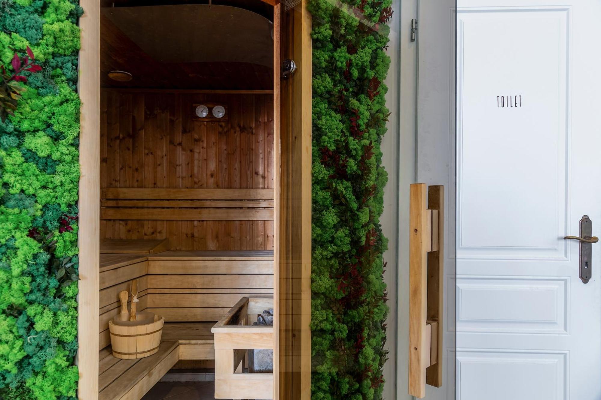 فندق وسكن كوينز كورت بودابست المظهر الخارجي الصورة A sauna in the hotel
